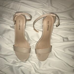 Patent leather beige heels